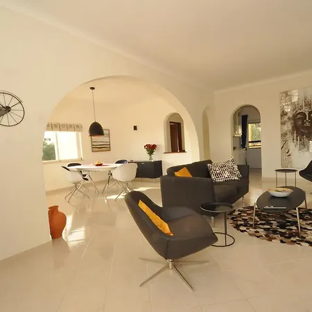 With Views Like The Pool, Sea, Meia Lagos