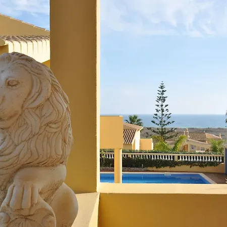 With Views Like The Pool, Sea, Meia Dom wakacyjny