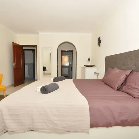 With Views Like The Pool, Sea, Meia